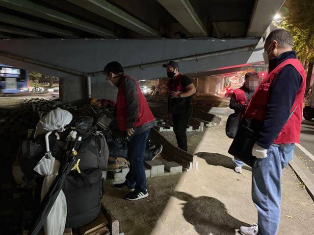 브릿지센터 상담원들이 지난달 8일 오후 8시 서울 충정로 굴다리에서 노숙인 거리상담을 진행하고 있다. 이 노숙인은 센터에서 10년 넘게 관리하고 있는 만성 노숙인으로 제대로 된 의사소통이 불가능했다. 최은서 기자