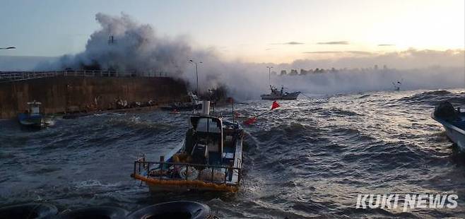 강원 삼척시 대진항에서 너울성 파도가 방파제를 넘어 어선을 강타하고 있다.(사진=삼척시청 제공)