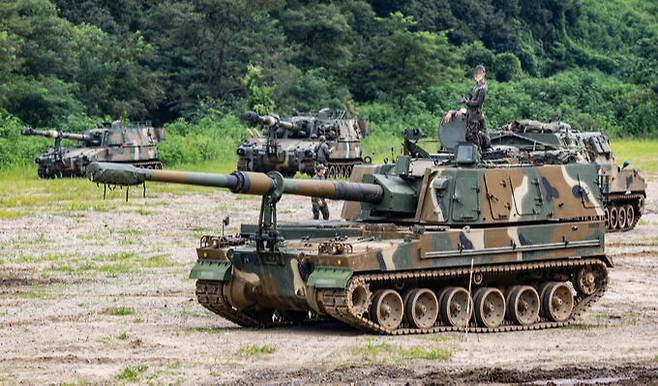 한국 육군 K-9 자주포들이 사격훈련을 위해 훈련장에서 사격을 준비하고 있다. 세계일보 자료사진