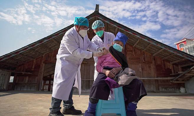 지난 21일 중국 남서부 구이저우성에서 한 노인이 코로나19 백신을 맞고 있다. 단자이=AFP연합뉴스