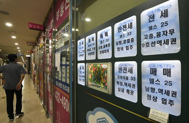 [이데일리 방인권 기자]  서울 송파구의 한 아파트 단지 내 공인중개업소에 아파트 시세표가 붙어 있다.