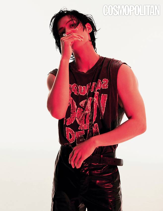 슬리브리스 톱 가격미정 디스퀘어드2. 가죽 팬츠 가격미정 알렉산더 맥퀸. 반지 가격미정 크롬하츠. 벨트 스타일리스트 소장품.