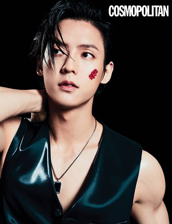 에나멜 베스트 1백50만원 르메테크. 목걸이 스타일리스트 소장품.