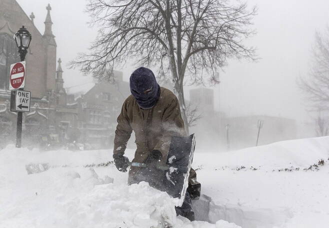 24일 미국 뉴욕주 서부 버펄로 주민이 눈을 치우고 있다. 버펄로/EPA 연합뉴스