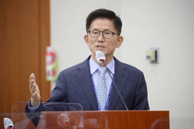 김문수 경제사회노동위원장이 지난 10월12일 서울 여의도 국회에서 열린 환경노동위원회의 경제사회노동위원회 등에 대한 국정감사에서 의원 질의에 답변하고 있다. 공동취재사진