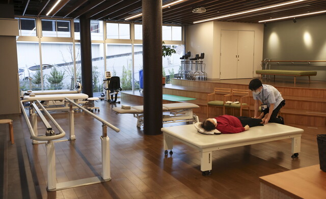 지난 19일 일본 도쿄도 이타바시구의 ‘집으로 돌아가자’ 병원 1층에 있는 재활 공간에서 환자가 재활 치료를 받고 있다. 사진 보건복지부 제공