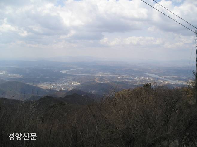 감악산 정상에서 보이는 임진강. 이곳 주변을 흐르는 임진강이 유난히 얕아 사람은 물론이고 인마(삼국시대)와 탱크(한국전쟁)가 도하할 수 있다. 게다가 감악산 정상에서는 북으로는 개성 송악산과 남으로는 삼각산까지 훤히 조망하며 통제할 수 있다.