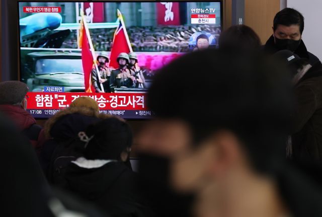26일 서울역 대합실에서 시민들이 북한 무인기 영공 침범과 관련된 뉴스를 시청하고 있다. 연합뉴스