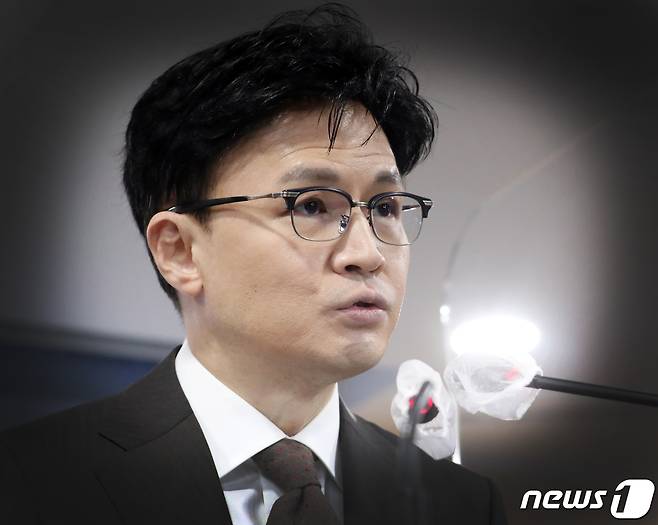 한동훈 법무부 장관이 27일 오후 서울 종로구 세종대로 정부서울청사에서 2023년 신년 특별사면·복권 관련 발표를 하고 있다. 이날 한 장관은 국회 법사위에서 더불어민주당의 '이재명 대표 수사 검사 명단 공개'에 대해 "좌표찍기"라며 강한 유감을 나타냈다. ⓒ News1 김명섭 기자
