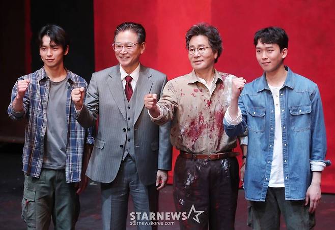 배우 강승호, 정보석, 유동근, 연준석이 28일 오후 서울 서초구 예술의 전당 자유소극장에서 진행된 연극 '레드' 프레스콜에서 포즈를 취하고 있다. '레드'는 추상표현주의 시대를 대표하는 화가 '마크 로스코(Mark Rothko)'와 가상 인물인 조수 '켄(Ken)'의 대화로 구성된 2인극이다. 2023년 2월 26일까지 공연된다. 2022.12.28 /사진=김창현 기자 chmt@