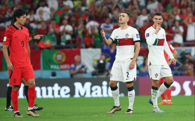 지난 3일 카타르 알라이얀에서 열린 월드컵 H조 조별 리그 대한민국과 포르투갈과의 3차전에서 조규성(왼쪽)이 교체에 시간을 끈 크리스티아누 호날두(오른쪽)와 신경전을 벌이고 있다. 알라이얀=연합뉴스