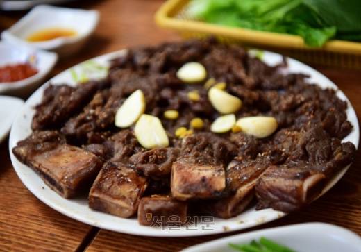 양념 향이 짙고 달달한 효자문 식당 불갈비. 탱글탱글 씹히는 맛도 좋다.