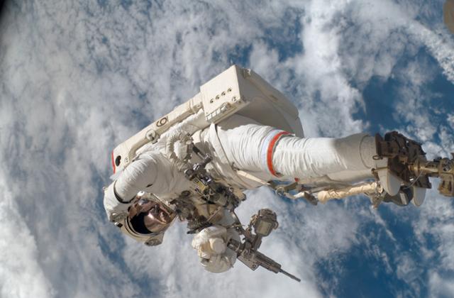 미 항공우주국(NASA·나사)의 우주비행사 릭 린네한이 2008년 3월 17일 국제우주정거장(ISS)에서 '캐나담2'에 몸을 고정시킨 채 수리 작업을 진행하고 있다. 나사 제공