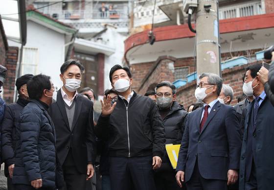 세훈 서울시장과 최재형 국회의원이 지난 3월 21일 오후 민간재개발 후보지 중 한 곳이자 대표적인 노후저층 주거지인 종로구 창신동을 방문해 추진상황을 점검하고 있다. /사진제공=뉴스1