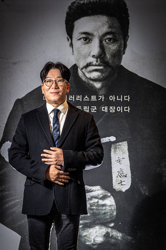 뮤지컬 영화 '영웅'으로 8년만에 돌아온 윤제균 감독이 포스터 속 안중근의 포즈를 하고 촬영했다. /이신영 영상미디어 기자