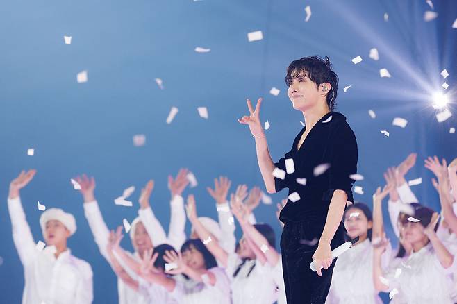 31일 ABC 신년 방송에 서는 제이홉./CJ ENM