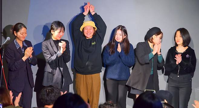 이달 초 열린 스탠드업 코미디 공연 <일어나서 웃겨봐> 출연자들과 양다솔(왼쪽) 작가. 양다솔 제공