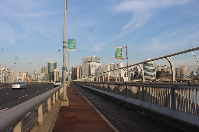 A Lifeline phone is seen in this photo taken at Mapo Bridge over Han River in Seoul. (Yoon Min-sik/The Korea Herald)