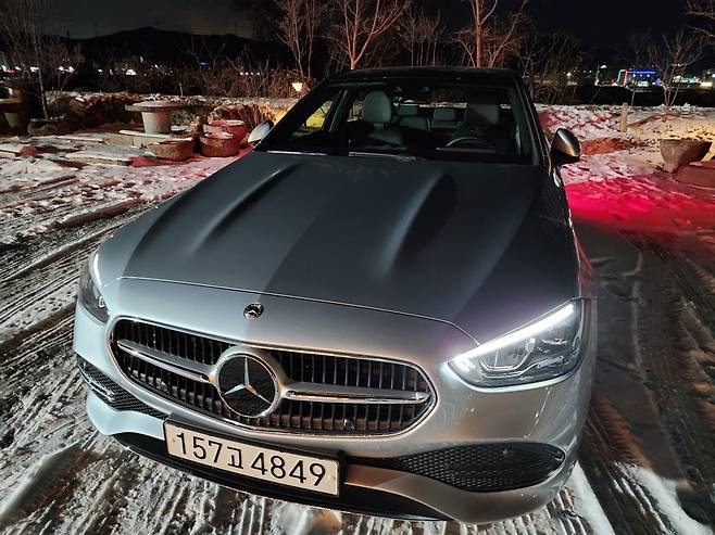 C 200 아방가르드는 세련된 디자인을 갖춘 차다. 짧은 프론트와 리어 오버행·긴 휠베이스가 어우러진 역동적인 모습이고, 내장 인테리어는 ‘인증샷’이 잘나올 법한 고급스런 느낌을 준다.