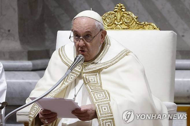 프란치스코 교황 (바티칸 EPA=연합뉴스) 프란치스코 교황이 31일(현지시간) 바티칸 성 베드로 대성전에서 열린 송년 미사에서 강론하고 있다. 2022.12.31 photo@yna.co.kr