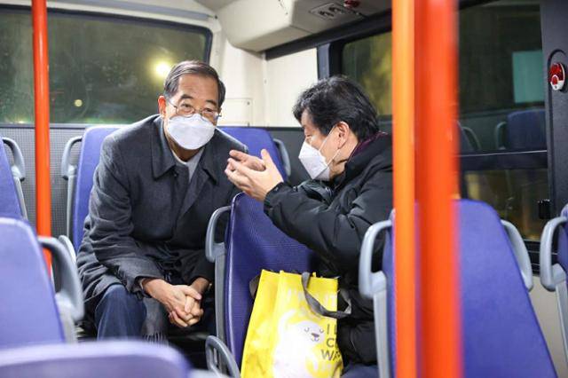 한덕수 국무총리가 2일 오전 4시쯤 서울 상계동에서 146번 시내버스 첫차를 타고 김의승 서울시 행정1부시장과 대화하고 있다. 총리실 제공
