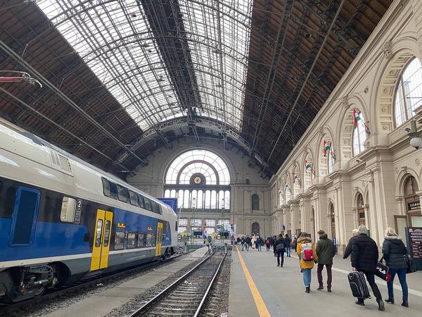 헝가리 부다페스트 캘레티 중앙역에 승객이 이동하고 있다.