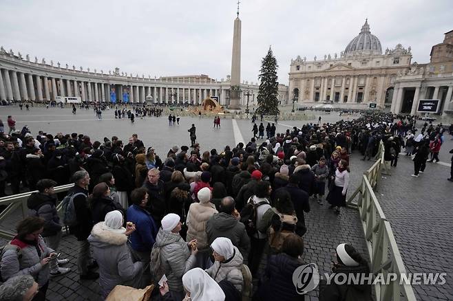 베네딕토 16세 전 교황 조문행렬 (바티칸 AP=연합뉴스) 2일(현지시간) 바티칸 성 베드로 광장에서 베네딕토 16세 전 교황에게 마지막 인사를 전하려는 일반 조문객들의 대기 줄이 길게 이어졌다. 2023.1.2 photo@yna.co.kr