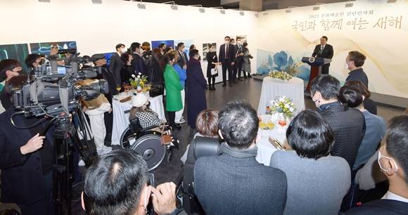 4일 서울 예술의전당에서 열린 2023 문화예술인 신년인사회에 참석한 윤석열 대통령이 여는 발언을 하고 있다. 2023.1.4 대통령실사진기자단 (서울신문 박지환)