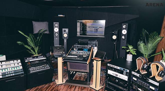 <some hearts are for two>를 녹음한 스튜디오 전경.