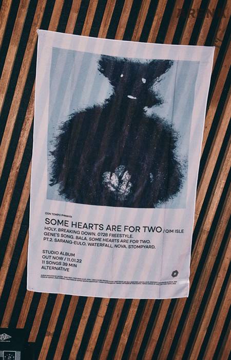 벽면에 걸린 앨범 아트워크.