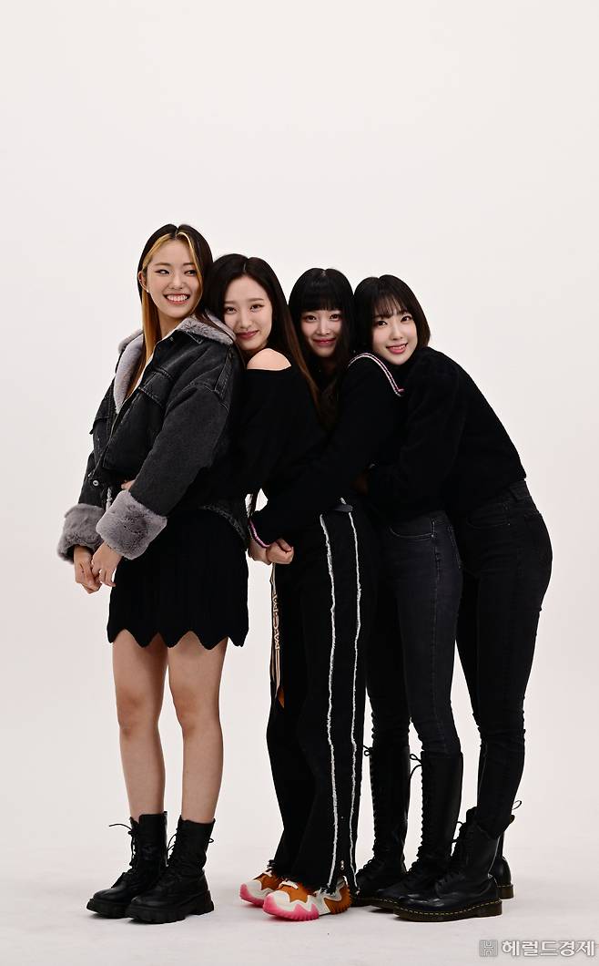 방학 때만 활동한다고 해서 ‘방학돌’, 멤버들의 평균 신장이 무려 170.7㎝에 달해 ‘장신돌’, ‘건강한 이미지’를 콘셉트로 삼아 ‘운동돌’로 불리는 컴백한 걸그룹 하이키(H1-KEY)가 방학과 데뷔 1주년을 맞아 다시 새 앨범으로 돌아왔다. 박해묵 기자