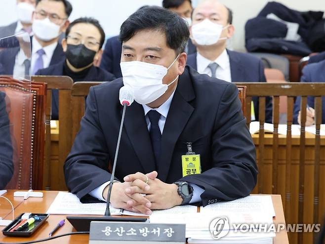 의원질의 답변하는 최성범 용산소방서장 (서울=연합뉴스) 백승렬 기자 = 최성범 용산소방서장이 29일 국회에서 열린 이태원참사진상규명과재발방지를 위한국정조사특별위원회 서울시, 대검, 용산구청 등 기관보고에서 의원질의에 답변하고 있다. 2022.12.29 srbaek@yna.co.kr