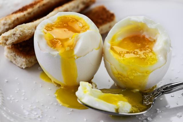 김형석 교수가 아침에 먹는 달걀(반숙)은 근육, 눈 건강, 인지 기능에 좋은 성분들이 들어 있다. [사진=게티이미지]