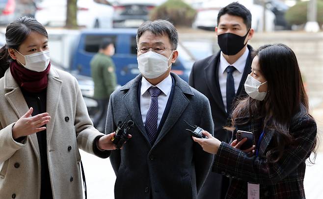 화천대유자산관리 대주주 김만배 씨가 대장동 개발 사업 로비·특혜 의혹 관련 1심 속행 공판에 출석하고 있다. 2022.12.9/뉴스1