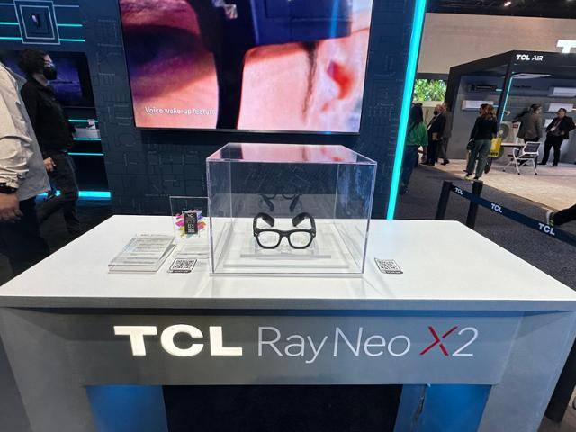 CES 2023이 미국 라스베이거스 컨벤션센터에서 개막한 5일(현지시간) 중국 TCL 전시관에 전날 TCL이 발표한 증강현실 안경 레이네오 X2가 전시돼 있다. 라스베이거스=이서희 특파원