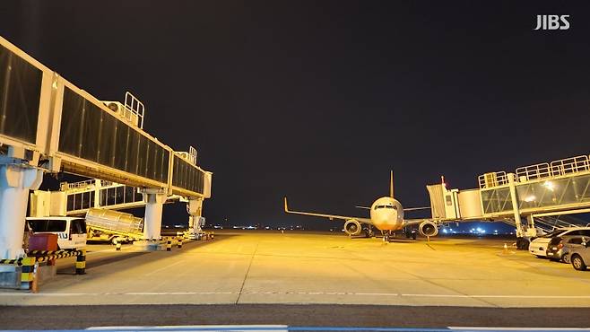오늘(6일) 새벽 적막한 제주국제공항 계류장.