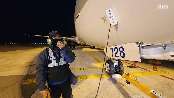 오늘(6일) 새벽 지상조업원이 인터폰을 통해 기장과 소통하는 모습.