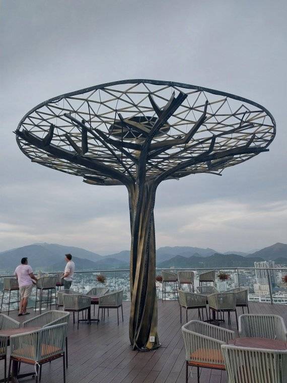 시내 중심부에 있는 5성급 호텔 '레갈리아 골드 호텔'의 40층 전경. 1월 현재 2인 기준 숙박 비용이 조식 포함 4만원 이하다. /사진=이환주 기자