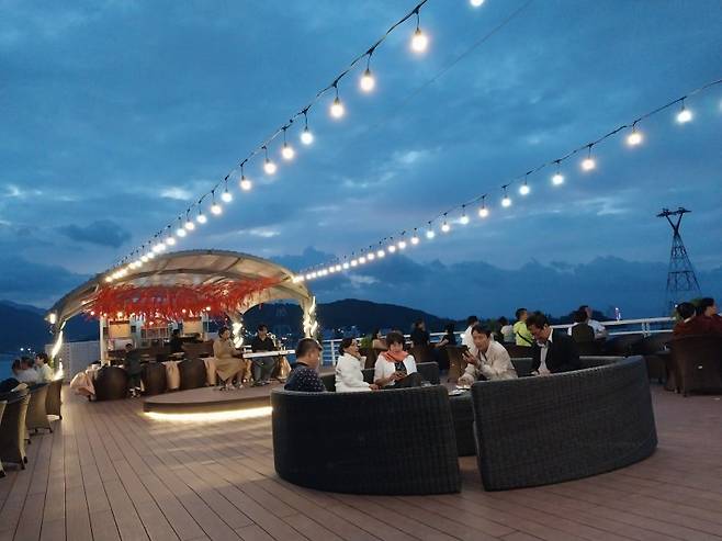 석양과 함께 즐길 수 있는 나트랑 디너 크루즈./ 사진=이환주 기자