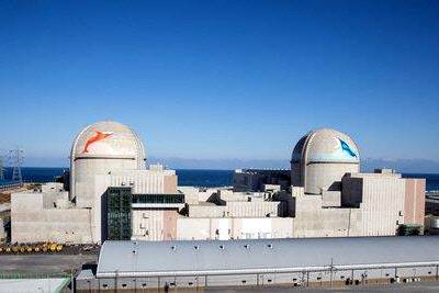 ‘대한민국 27번째 원전’ 신한울 1호기 12년만에 본격 가동 - 대한민국 27번째 원전인 신한울 1호기가 2010년 첫 삽을 뜬 지 12년 만에 준공식을 하고 본격 가동했다. 산업통상자원부는 14일 경북 울진군 북면 덕천리?고목리 신한울 1호기 부지에서 지역 주민과 국내외 원전 산업 관계자를 초청해 신한울 1호기 준공식을 개최했다. 사진은 신한울 1(왼쪽)?2호기 외관. 2022.12.14 한국수력원자력 제공