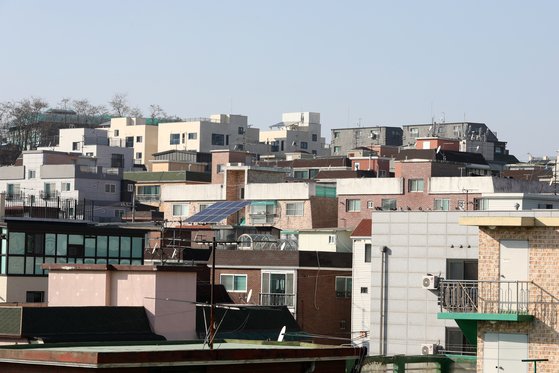 지난해 11월 기준 주택도시보증공사(HUG)가 파악한 상위 30위 전세보증금반환보증 집중 관리 다주택 채무자(악성 임대인)의 지역별 통계에 따르면, 서울 강서구 화곡동에서 발생한 전세금 미반환 사고가 737건으로 압도적 1위를 차지했다. 서울 강서구 화곡동의 빌라 밀집 지역. 뉴스1