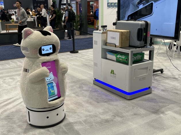 힐스로보틱스가 CES 2023에서 선보인  AI 자율주행 안내 로봇 '하이봇'(왼쪽). 민경진 기자