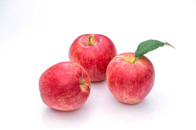 아침에 먹는 사과는 위액 분비를 촉진시켜 소화·흡수를 돕고 배변 활동에 도움을 줘 '금'이 될 수 있다. [사진=클립아트코리아]
