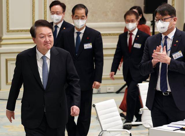 윤석열 대통령이 9일 청와대 영빈관에서 열린 보건복지부·고용노동부·여성가족부·식품의약품안전처·질병관리청 업무보고에 입장하고 있다. 대통령실통신사진기자단
