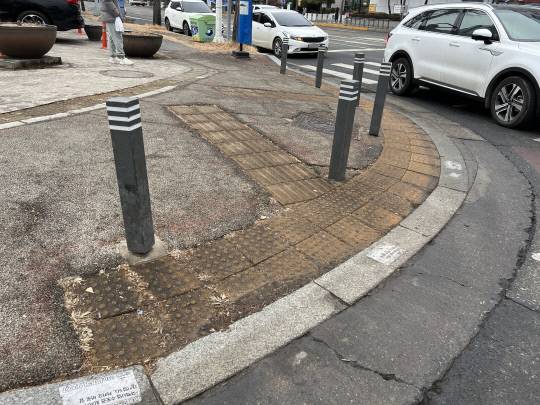 대전 서구 둔산동 대전시청 인근 횡단보도에 볼라드와 점자블럭이 맞닿아 있는 모습을 볼 수 있었다. 사진=이태희 기자