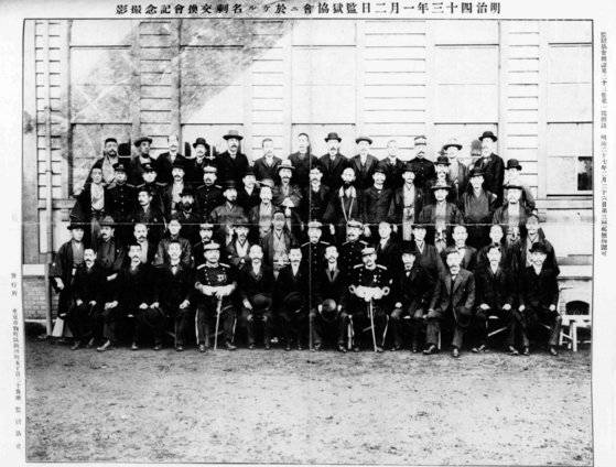 1910년 1월 2일 기념 촬영한 일본 감옥협회 회원들. 사진 김월배