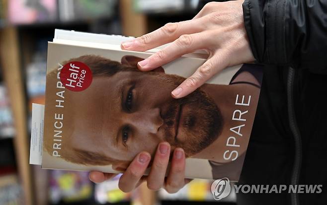 출간일 새벽 서점서 해리 왕자 자서전 보는 런던 시민 (런던 EPA=연합뉴스) 10일(현지시간) 새벽 영국 런던의 한 서점에서 고객이 해리 왕자의 자서전 '스페어'(Spare)를 펼쳐보고 있다. '스페어'는 왕가와 귀족 집안의 차남을 가리키는 표현에서 따온 것으로, 차남은 장남에게 일이 생길 경우를 대비한 스페어(예비분)에 불과하다는 의미를 지닌다. 스페어는 이날 영국 전역에서 판매가 시작됐다. 2023.01.10 clynnkim@yna.co.kr