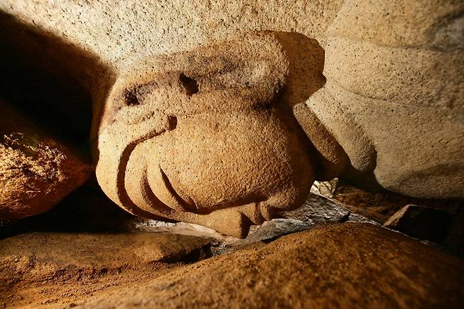 경북 경주 남산 열암곡에서 발견된 마애불. 불상의 콧날과 바닥의 거리가 5㎝에 불과할 정도로 아슬아슬한 상태로 발견됐다. |국립경주문화재연구소 제공