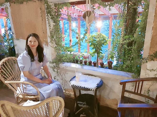 2020년에 5학년 3반 아이들과 <고맙습니다> 수업을 하고, 그림과 글을 그려 책으로 만든 동내화 선생님(36)./사진=동내화 선생님 제공