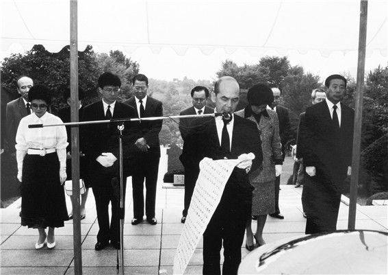 1992년 10월 3일 개천절, 서울 현충원 박정희 대통령 유택 앞에서 임무완수 '영혼 보고'를 하는 박태준 회장. 그는 1948년 육사 강의실에서 탄도학을 강의하던 박정희 당시 대위와 운명적으로 만났다. 1960년 부산군수기지 사령관 참모장과 국가재건최고위 의장 비서실장으로 인연을 이어갔고 대한중석 사장과 포항제철 사장에 발탁됐다. 1965년 "고속도로를 내가 직접 감독할테니, 종합제철은 임자가 맡아"라는 박정희의 한마디가 철강왕 박태준 쇳물 인생의 시작이었다./포스코